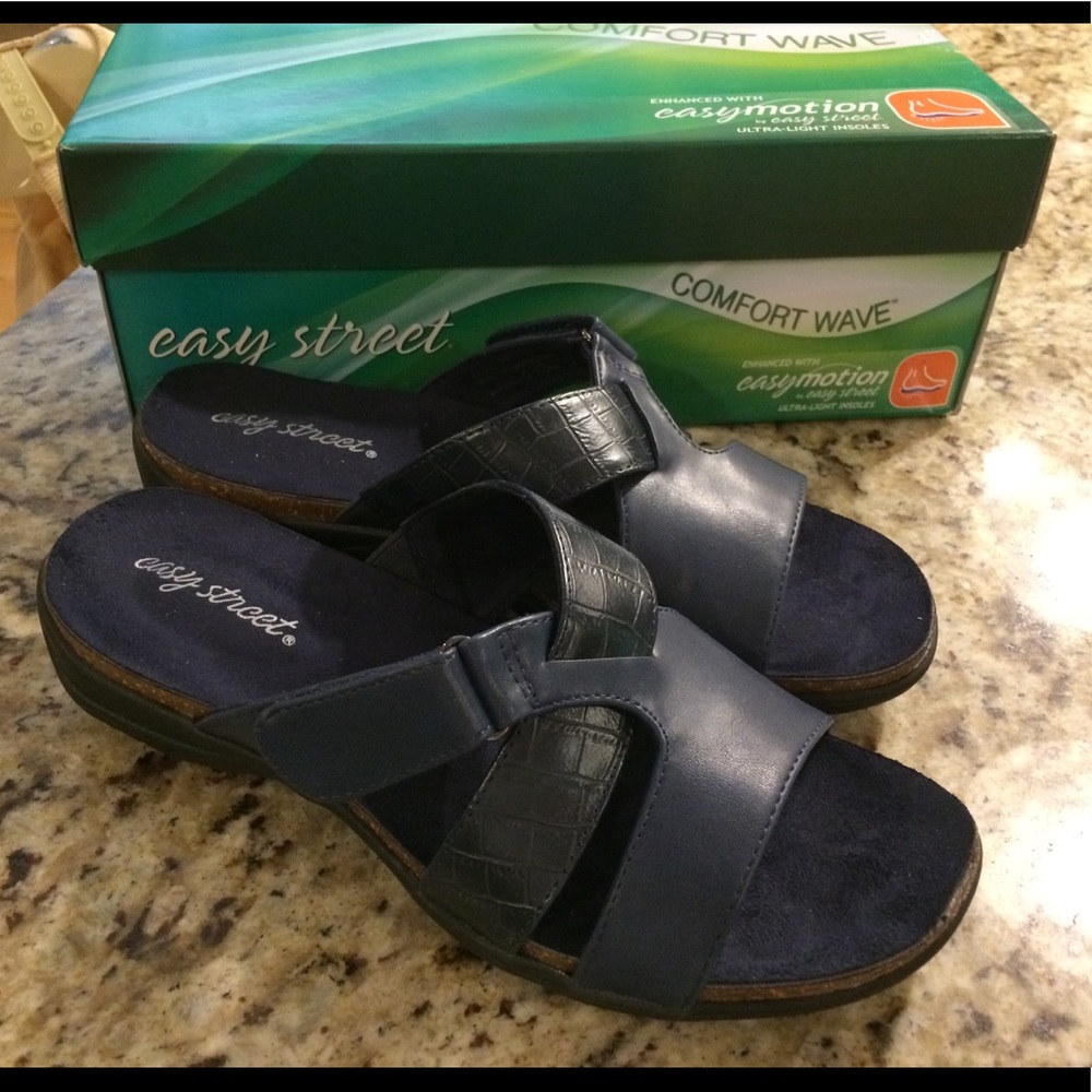 New Easy Street blue croc style sandals size 7W